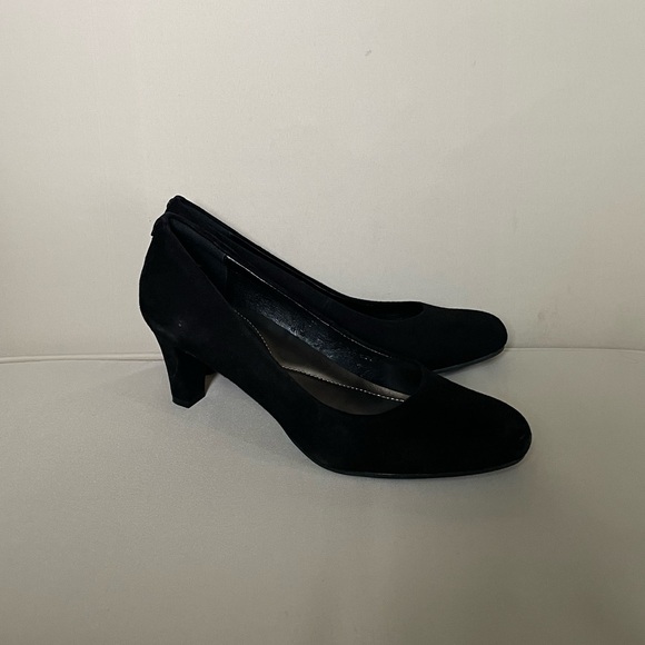 GENTLY USED Easy Spirit Black Suede Heels - Picture 1 of 10